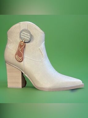 MIA SAWYER WESTERN BOOTIE NEW SIZE 9